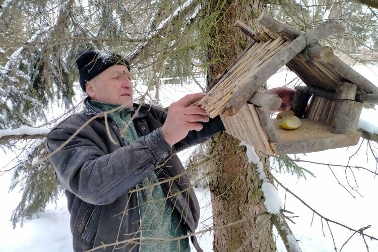Віники з топінамбура для лісових велетнів: як на Волині рятують тварин від морозів