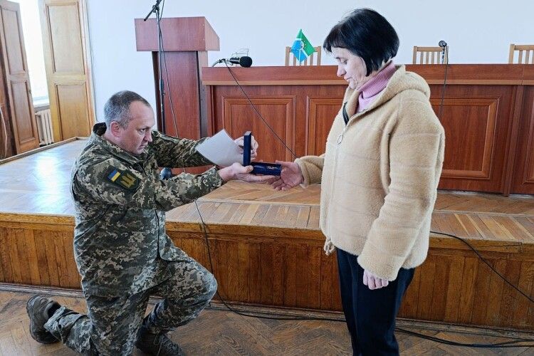 Дружині полеглого Героя з Волині вручили нагороду чоловіка «Комбатантський Хрест»
