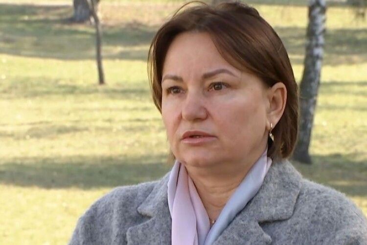 Директорка школи Києва з російським паспортом, яка пересиділа наступ у Криму, судиться за своє місце після звільнення