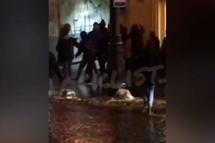 У центрі Львова побили музиканта через зйомки кліпу для популярного російського ютуб-каналу (Відео моменту)