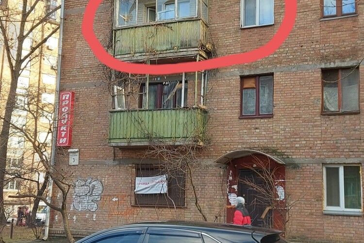  Чоловік викинув скло з балкона на жінку з 2-річною дитиною