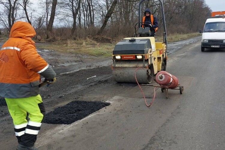 На автошляхах Волині працюють ремонтні бригади
