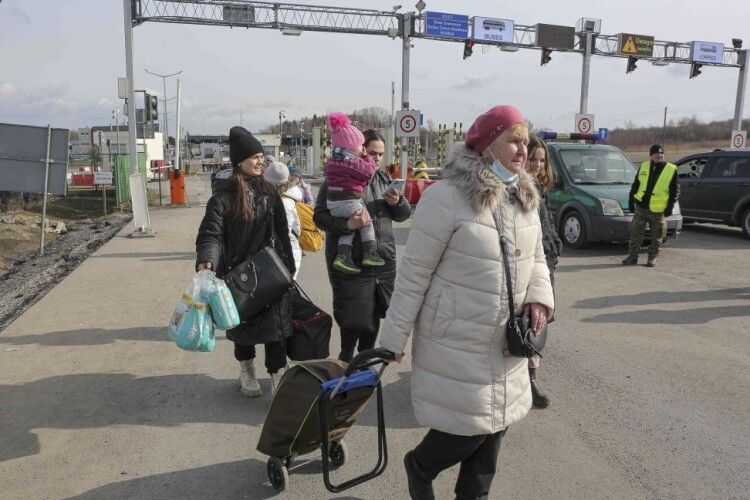 Польща дозволила біженцям з України жити і працювати 18 місяців, терміни можуть подовжити