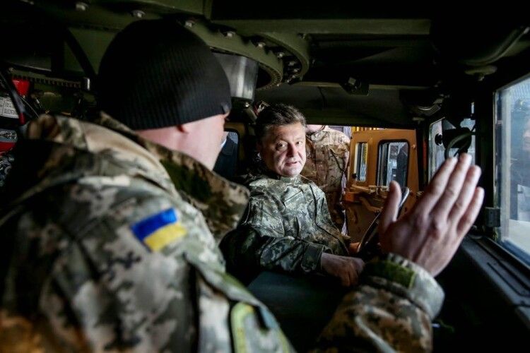 Порошенко на Донеччині перевірив на швидкість «Хамві» і подякував бійцям за рекорд з утилізації ворога (Відео)