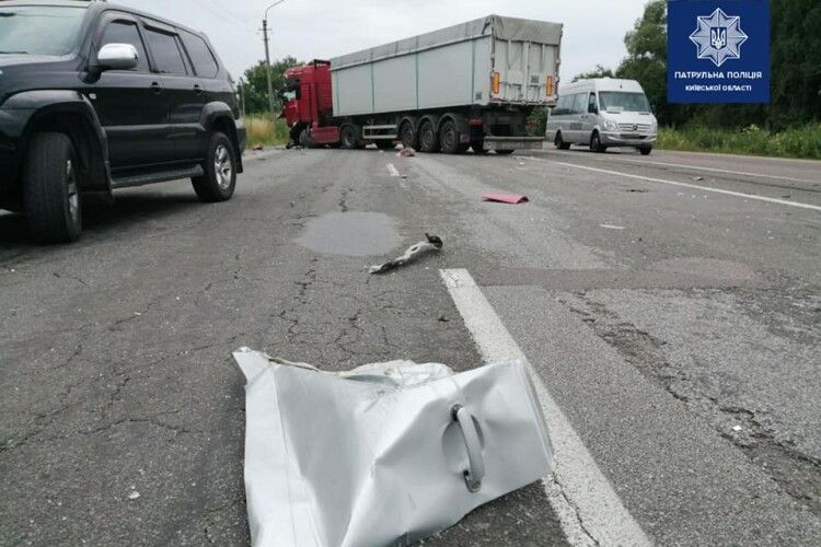 Внаслідок масштабної аварії на Київщині один чоловік загинув, 9 людей покалічилися (Фото)