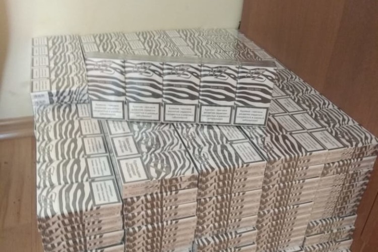 На Західному Бузі знайшли майже тисячу пачок цигарок