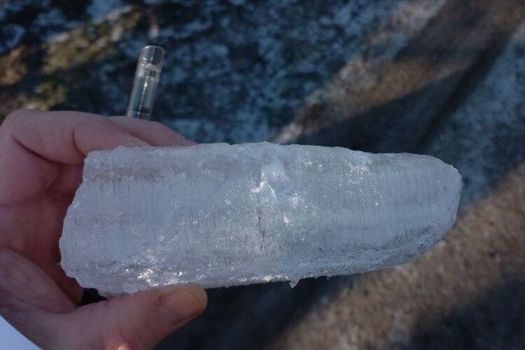 На Рівненщині розшукують водія вантажівки, з якої на інше авто впала брила льоду