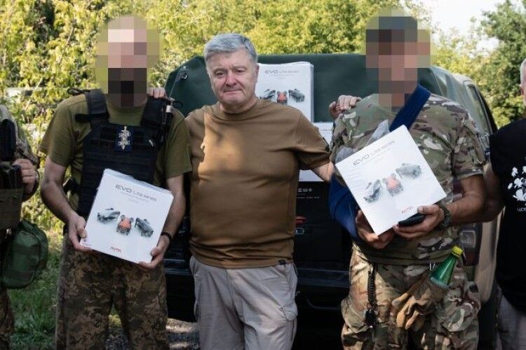 Артилеристи дуже вдячні, будемо відправляти «сюрпризи» окупантам – Порошенко привіз дрони військовим на Авдіївському напрямку