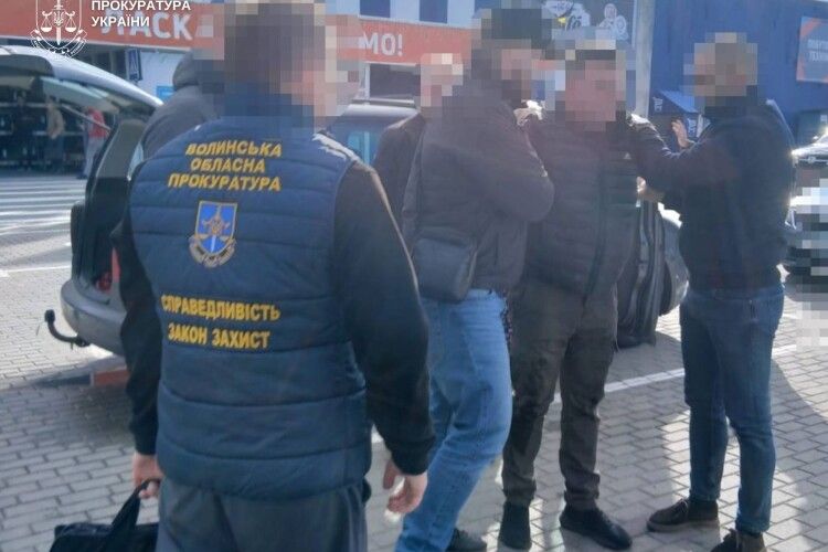 Обклав даниною підприємицю: на Волині викрито інспектора митниці, - прокуратура (Фото)