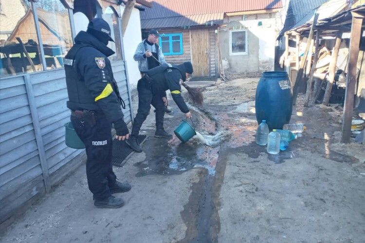 Поліцейські організували самогонні «джерела» на Маневиччині (Фото)