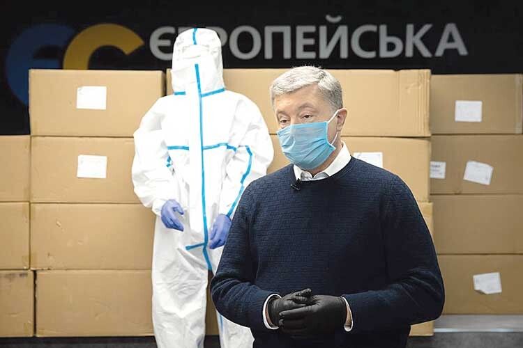 Ще понад 40 тисяч захисних костюмів від Порошенка доставлять в українські лікарні