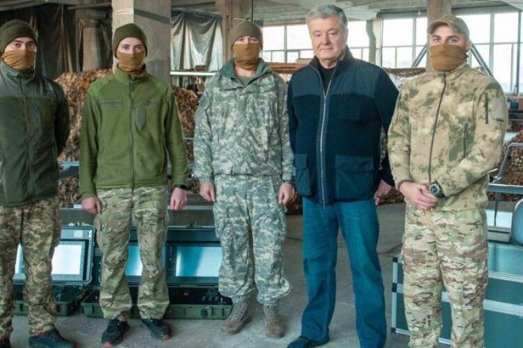Порошенко передав комплекс БПЛА «Poseidon» розвідникам, які першими увійшли в Снігурівку