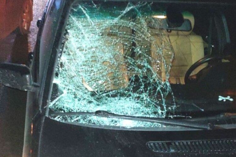 У Рівному невідомий чоловік загинув під колесами автомобіля (Фото)