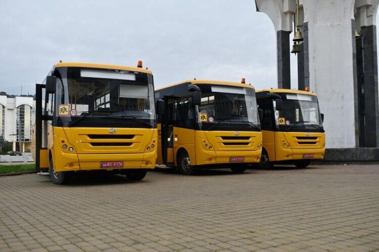 Громада на Волині отримала новенький шкільний автобус