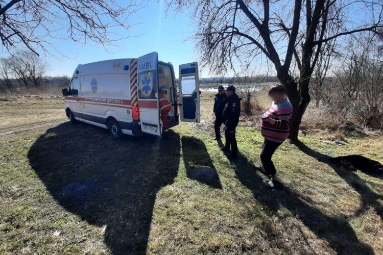 Кинув недопалок на траву і заснув: поліцейські врятували волинянина з пожежі (Фото)