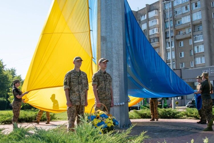У Луцьку з нагоди Дня Конституції підняли найбільший Прапор України на Волині