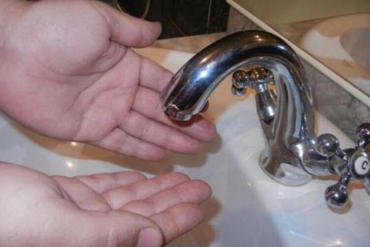 У Луцьку вдарили по коронавірусу... відключенням води