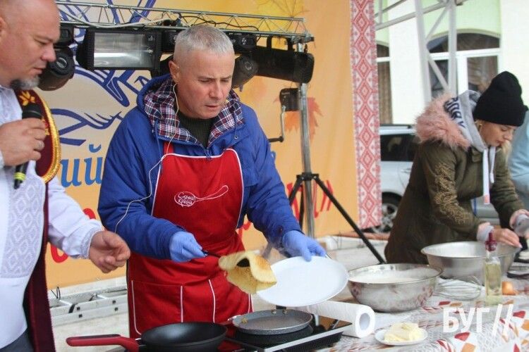 Як Костянтин Грубич готував млинці на «Смаковиці по-володимирськи» (Відео)