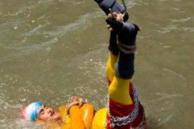 Індійський ілюзіоніст безслідно зник під час фокусу зі звільненням від ланцюгів у воді