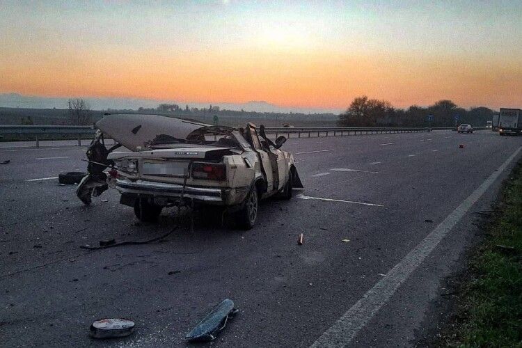 У Рівненському районі п’яний водій влетів під вантажівку 
