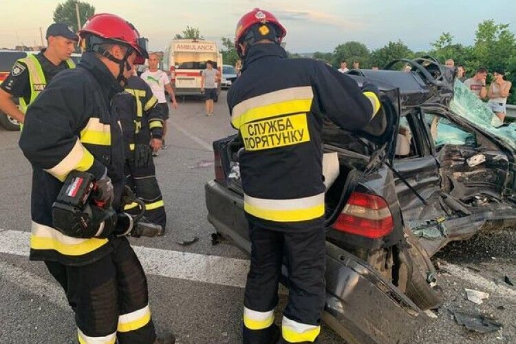 Не розминулися BMW і вантажівка: на Рівненщині трапилася смертельна аварія (Фото)