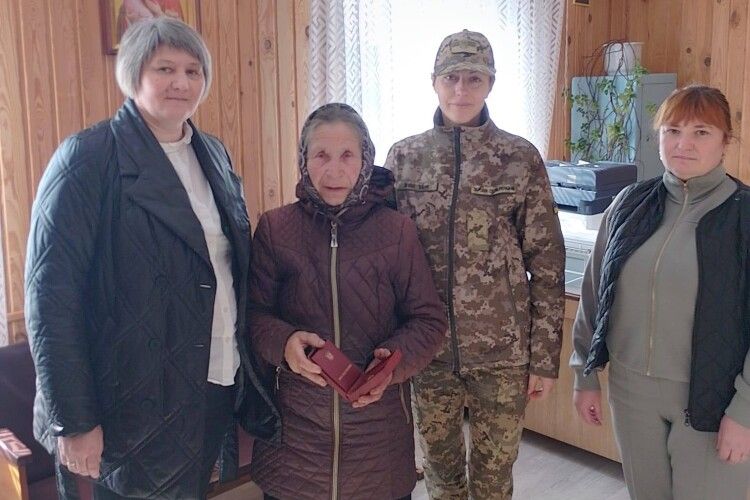 Бабусі полеглого Воїна з Волині передали посмертну відзнаку онука «Навіки в строю»