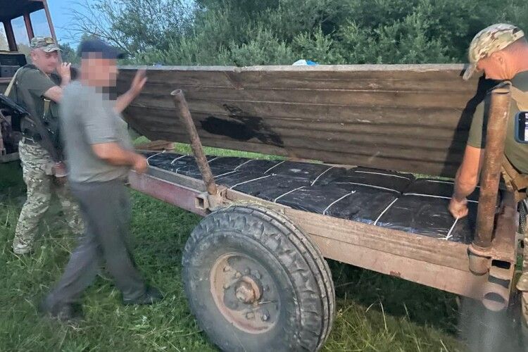 Чи дізнаються правоохоронці про волинського кулібіна, який виготовив такий причеп-схованку? (Фото)