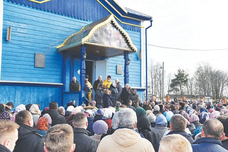 Як жителі найбільшого волинського села переходили до української церкви