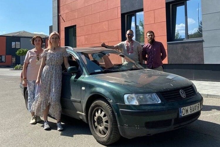У Луцьку житель Польщі передав для ЗСУ свій автомобіль із допомогою від поляків (Фото)