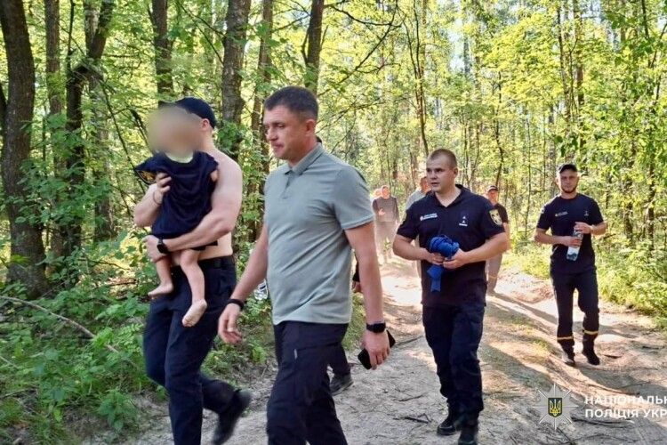 Знайшли в лісі: на Житомирщині всю ніч шукали зниклого 2-річного хлопчика