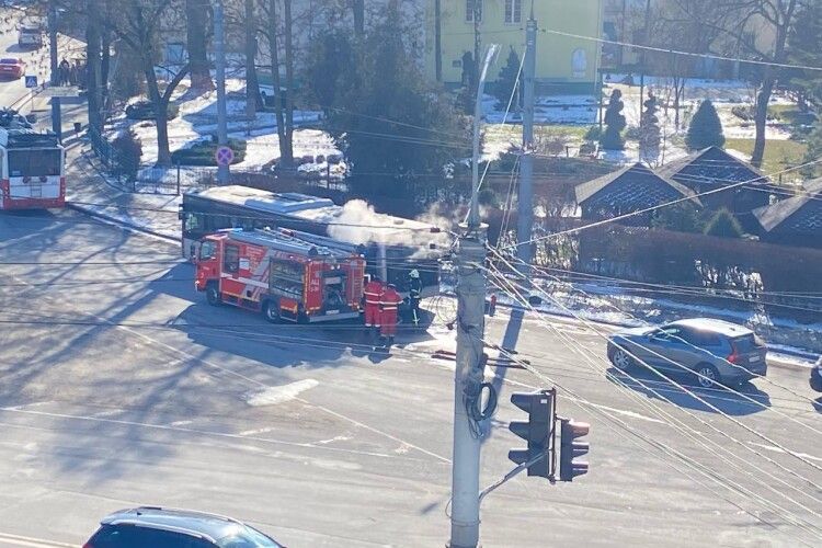 У Луцьку посеред дороги загорівся автобус (Відео)