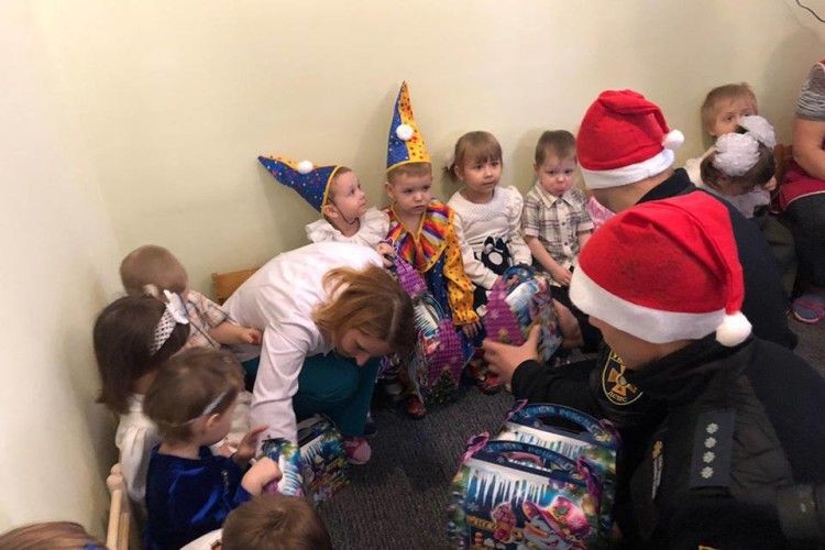 Рівненські офіцери-рятувальники не посоромилися вбратися Святими Миколаями (фото)