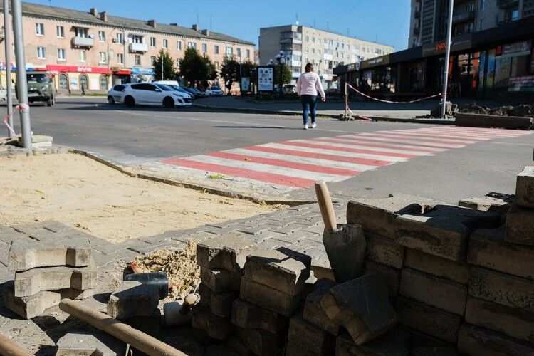 У Нововолинську в 11 точках руйнують бордюри. Навіщо