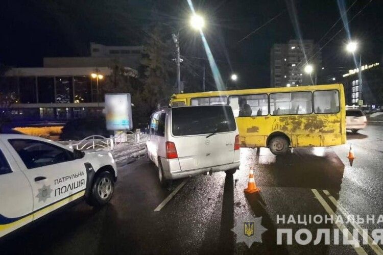 У центрі Луцька зіштовхнулися маршрутка і мікроавтобус 
