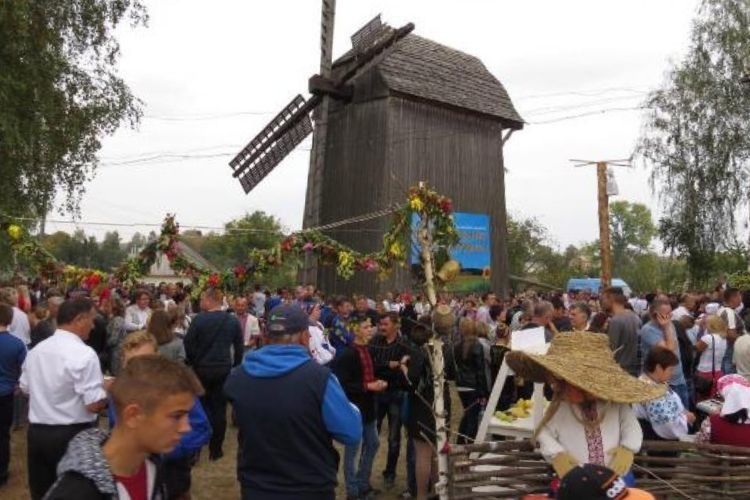 На Рівненщині провели фольклорний фестиваль «Красносільські вітряки» 