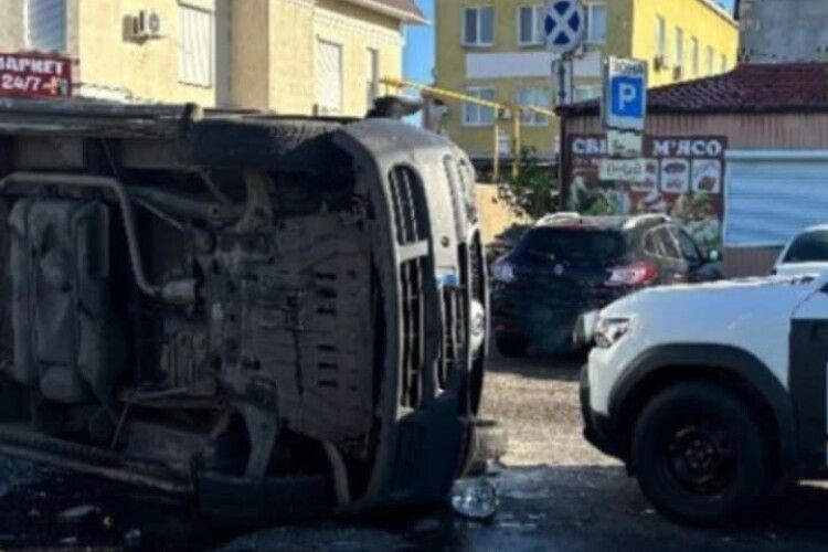 Цивільним, які перевернули бус ТЦК в Одесі, загрожує до 15 років ув'язнення