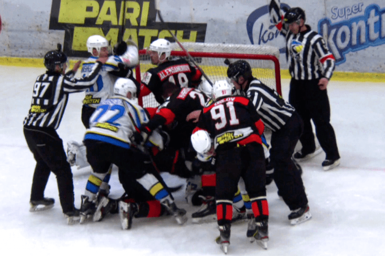 В УХЛ хокеїсти влаштували грандіозну бійку (відео)