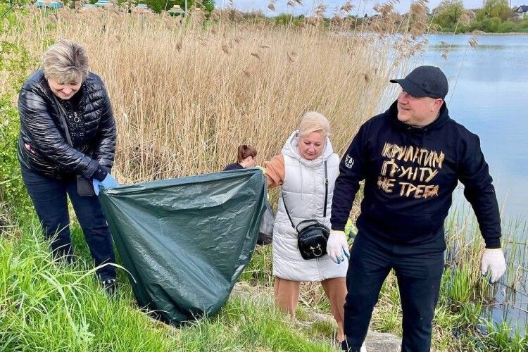 У Нововолинську відбулась толока на міському озері 