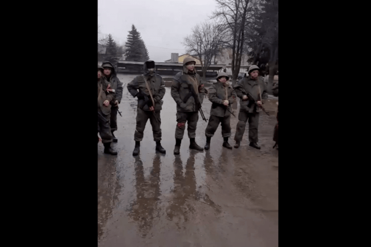 «Йдіть звідси!»: на Луганщині місцеві жителі вийшли проти озброєних окупантів РФ (Відео)