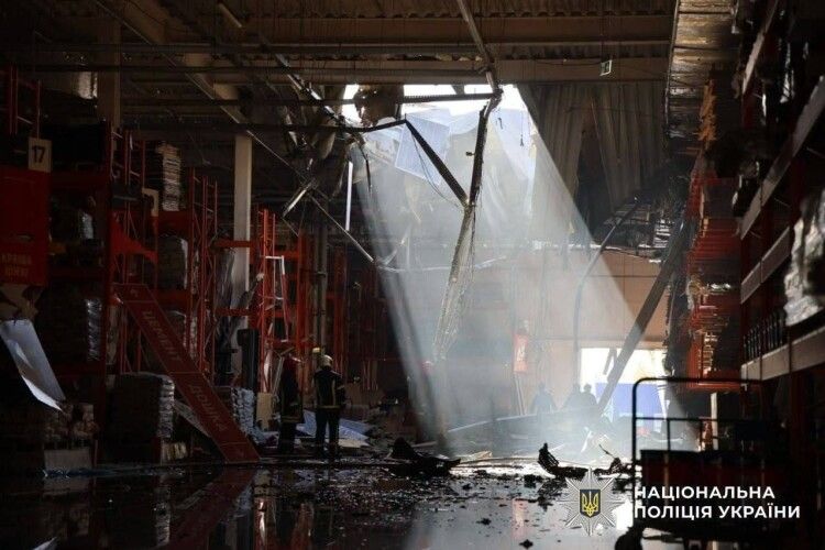 Внаслідок удару рф по «Епіцентру» в Полтаві травмовано жінку 