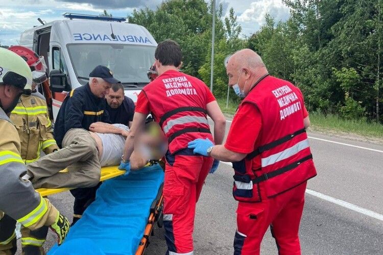 ДТП на Волині: щоб передати потерпілого медикам, довелося викликати рятувальників