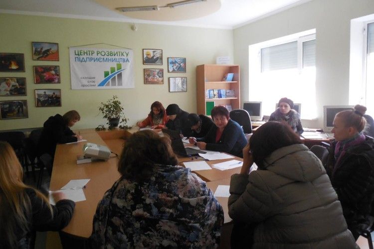 У Луцьку безробітні вчилися вирощувати помідори та квасити капусту