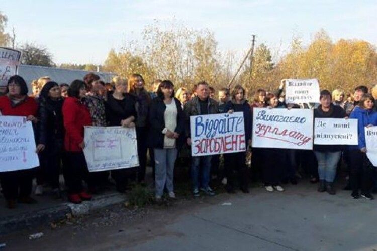 Вчителі перекрили міжнародну трасу на Житомирщині з вимогами виплатити зарплату