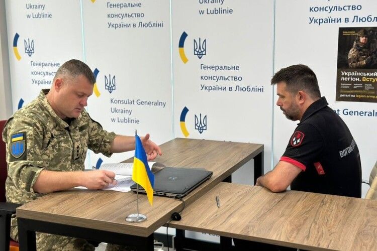 У Польщі п’ята група добровольців Українського легіону підписала контракти із ЗСУ (Відео)
