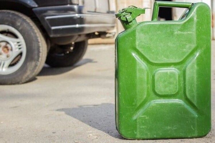 Житель Рівненщини спокусився на 100 літрів дешевого бензину