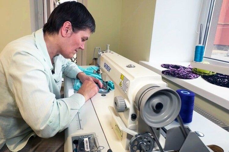 Звільнена з полону лучанка перетворила біль на «Намальовану надію» (Відео)