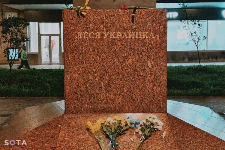 У росії несуть квіти до пам'ятника Шевченку (Фото)