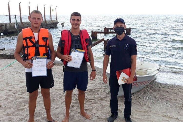 Відносило у море: врятували жінку з двома дітьми  (Фото)