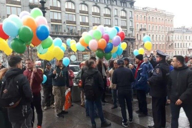 У Санкт-Петербурзі поліція «пакувала» людей, які брали участь в акції на підтримку миру в Україні