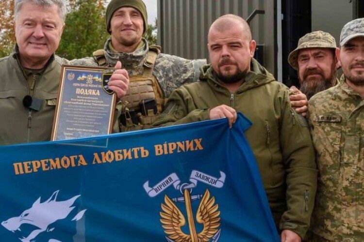 Порошенко привіз морпіхам на південний напрямок дрони, вантажівки та спорядження